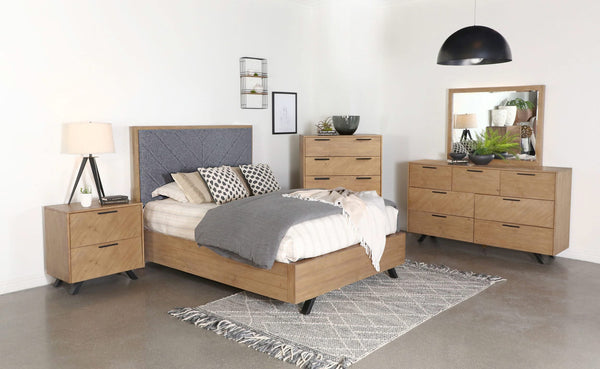 Juego de dormitorio Taylor Eastern King de 5 piezas en marrón miel claro