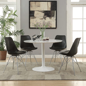 Juego de mesa de comedor redonda Lowry de 5 piezas en blanco y negro