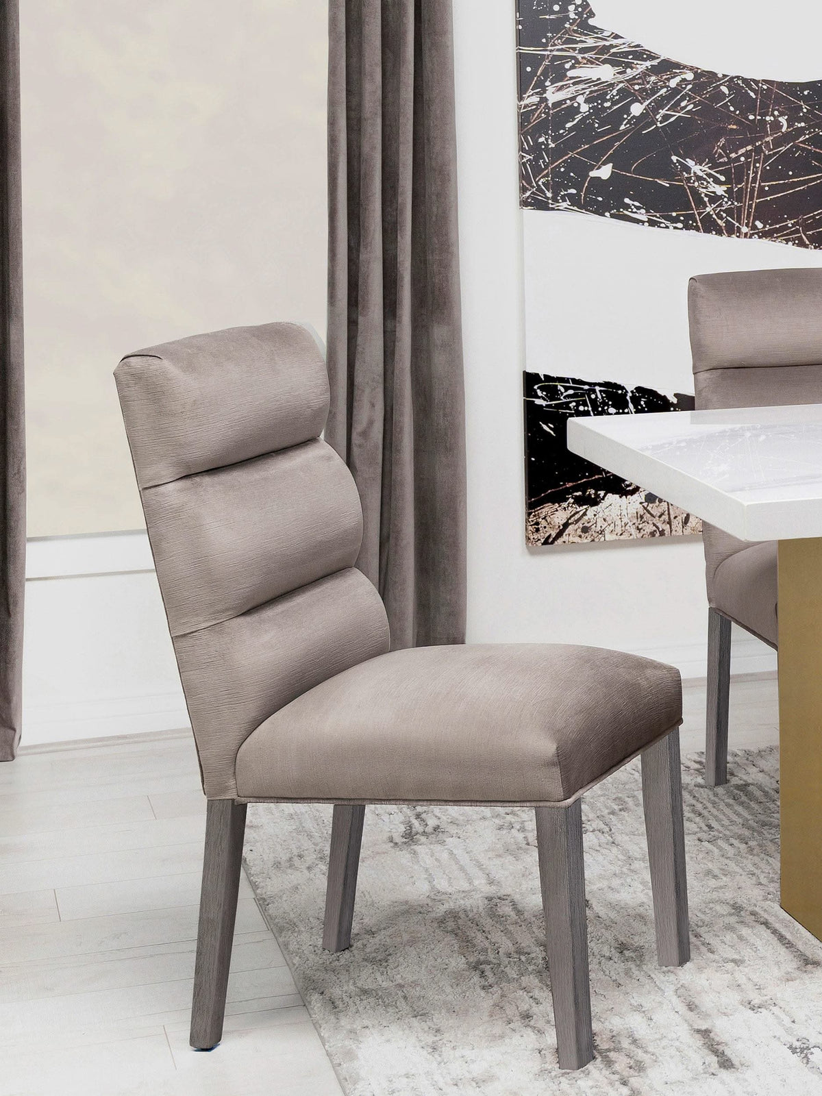 Silla de comedor Carla tapizada en terciopelo color fresno (juego de 2)