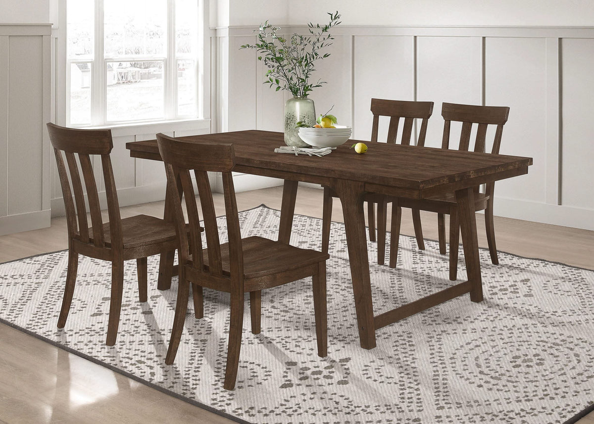 Juego de mesa de comedor rectangular de 5 piezas Reynolds en roble marrón