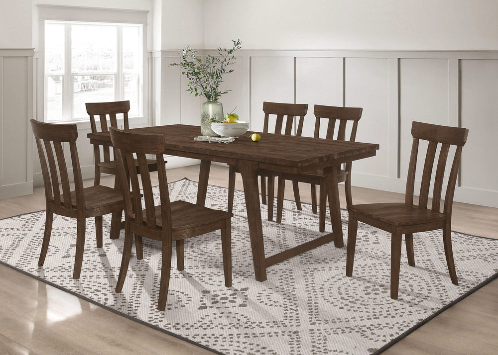 Juego de mesa de comedor rectangular Reynolds de 7 piezas en roble marrón