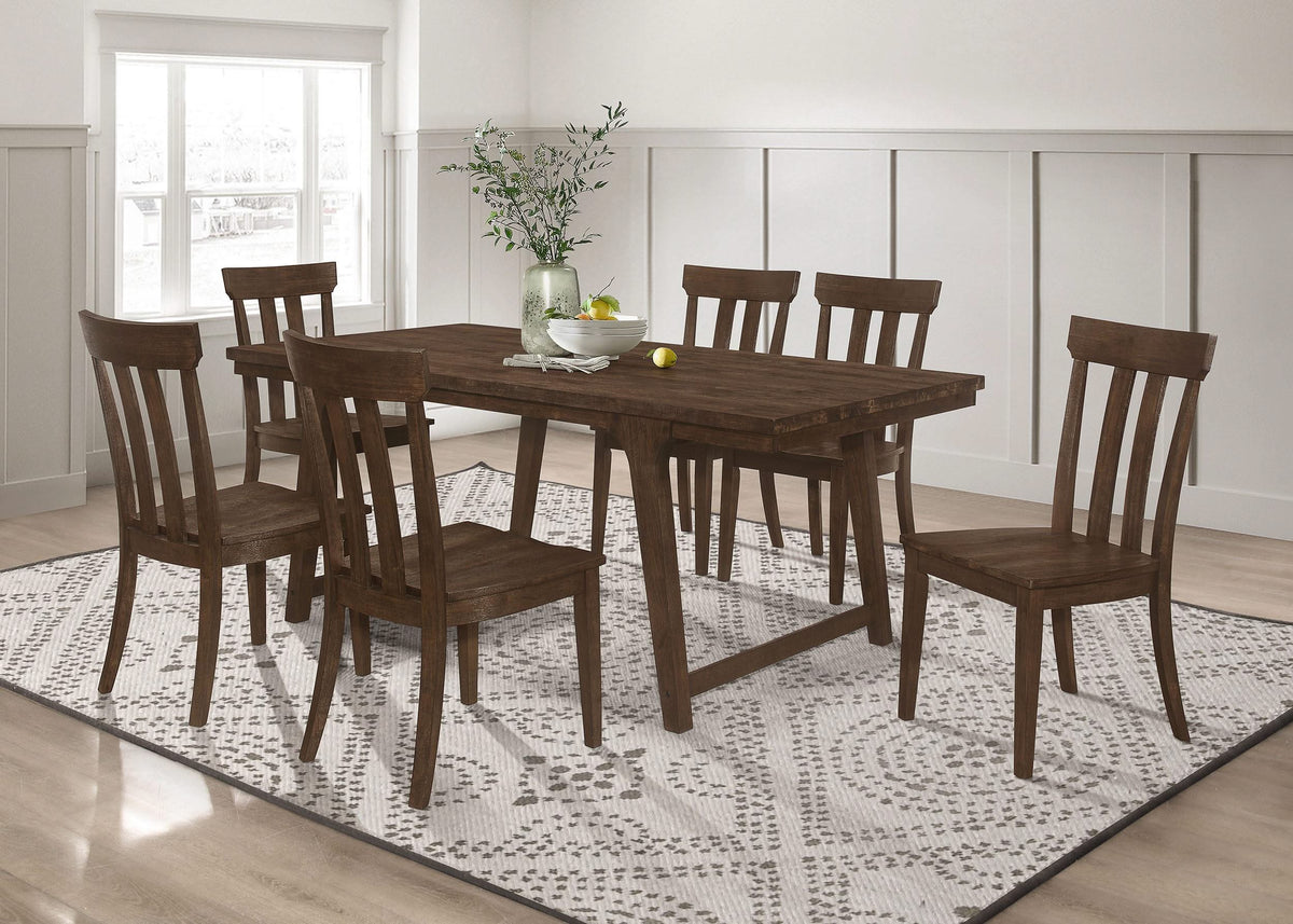 Juego de mesa de comedor rectangular Reynolds de 7 piezas en roble marrón