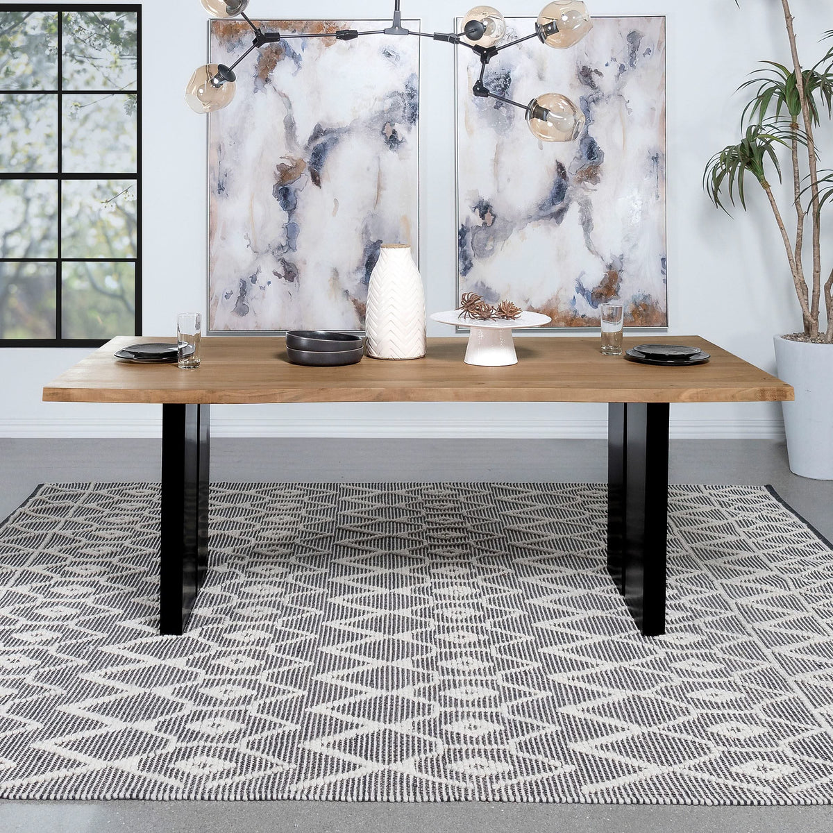 Mesa de comedor Bradshaw de 80 pulgadas con borde natural de madera de acacia natural