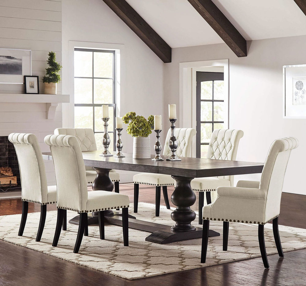 Juego de mesa de comedor rectangular Phelps de 7 piezas en color negro envejecido