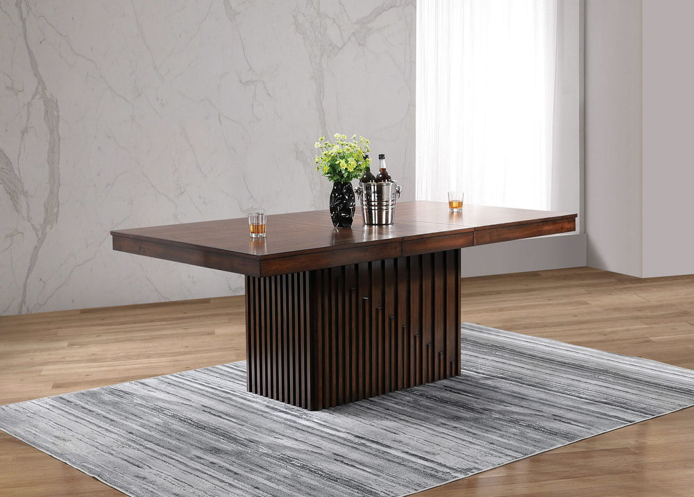 Mesa de comedor extensible Briarwood de 77 pulgadas y roble mango