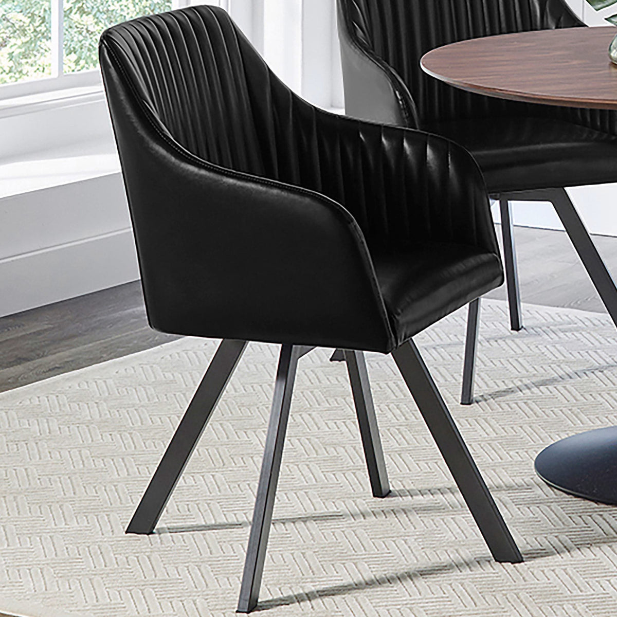 Silla de comedor giratoria tapizada en cuero sintético Arika, color negro