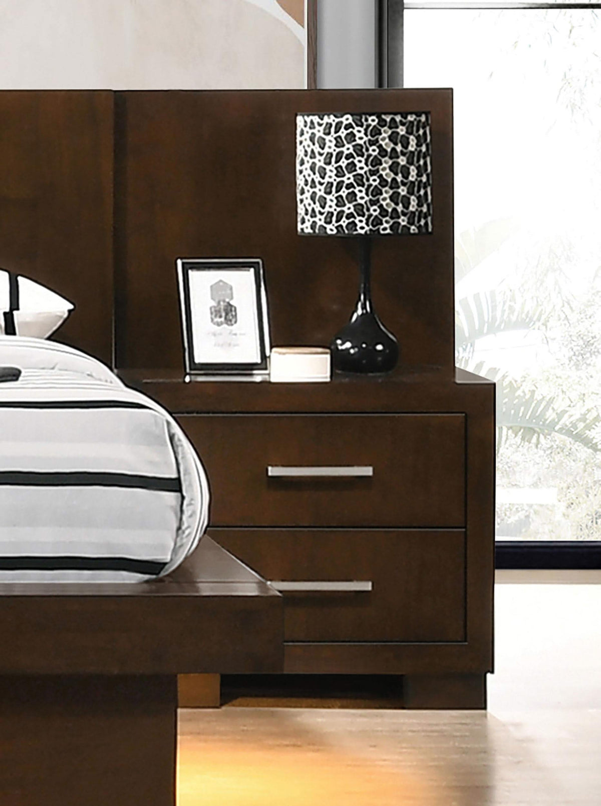 Juego de dormitorio Jessica de 5 piezas Eastern King LED Cappuccino
