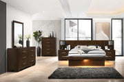 Juego de dormitorio Jessica California King LED de 6 piezas Cappuccino