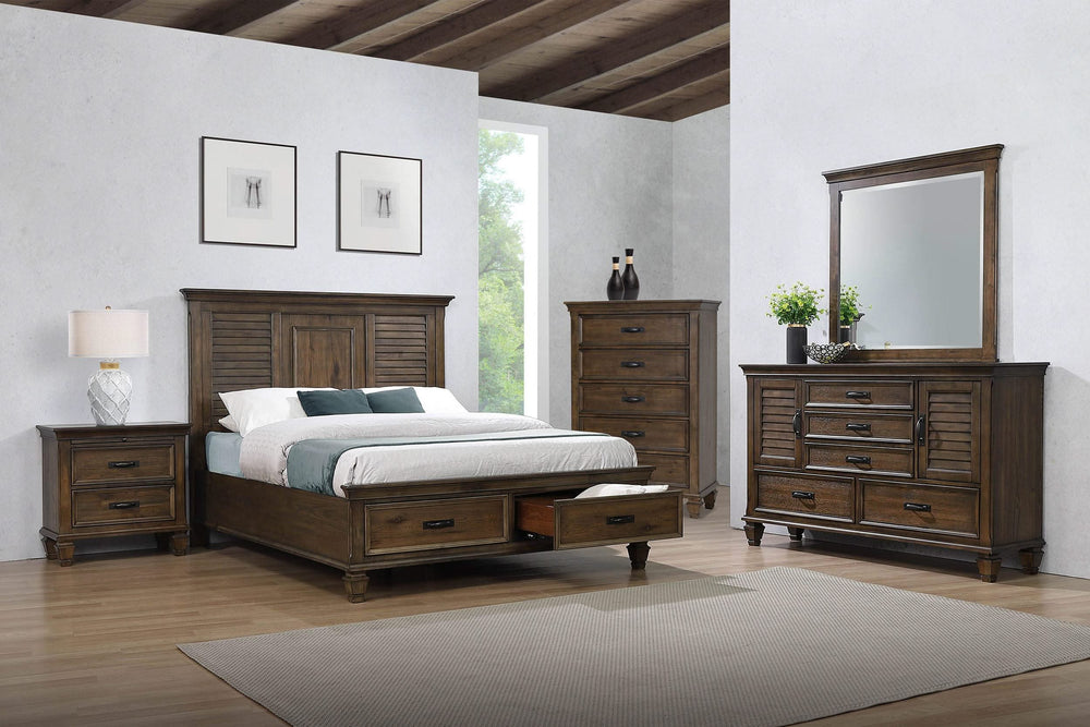 Juego de dormitorio Franco Eastern King de 5 piezas en roble bruñido