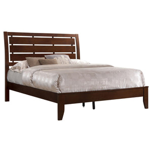 Cama Queen con paneles de madera Serenity en color Merlot intenso