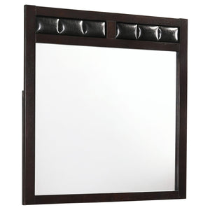 Juego de dormitorio Carlton Eastern King de 4 piezas en color capuchino
