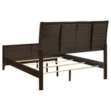 Cama Queen con paneles de madera Carlton color capuchino