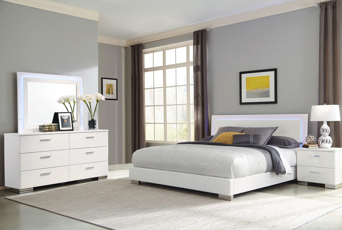 Juego de dormitorio Felicity de 4 piezas Eastern King, blanco de alto brillo