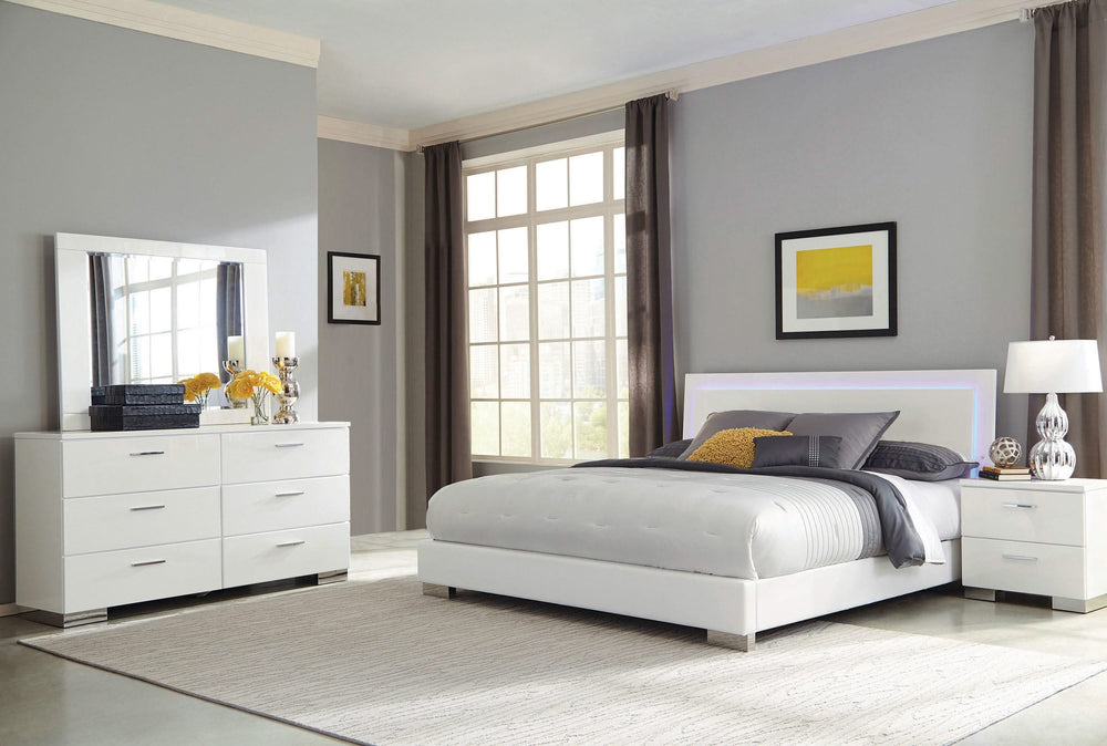 Juego de dormitorio Felicity de 4 piezas Eastern King, blanco de alto brillo