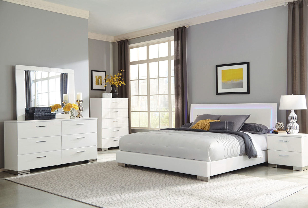 Cama California King con panel LED Felicity Wood, blanca, de alto brillo