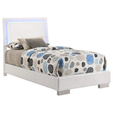 Cama individual con panel LED Felicity Wood, color blanco brillante