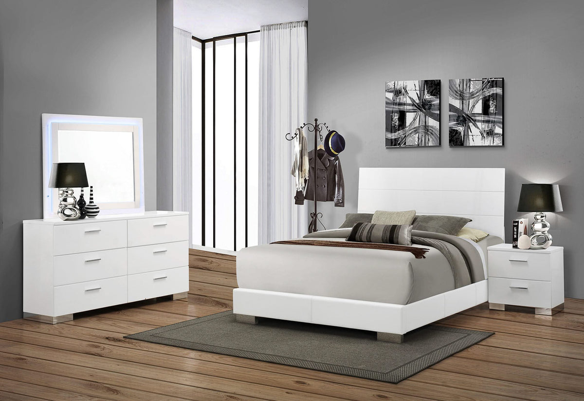 Juego de dormitorio Felicity de 4 piezas Eastern King, blanco de alto brillo