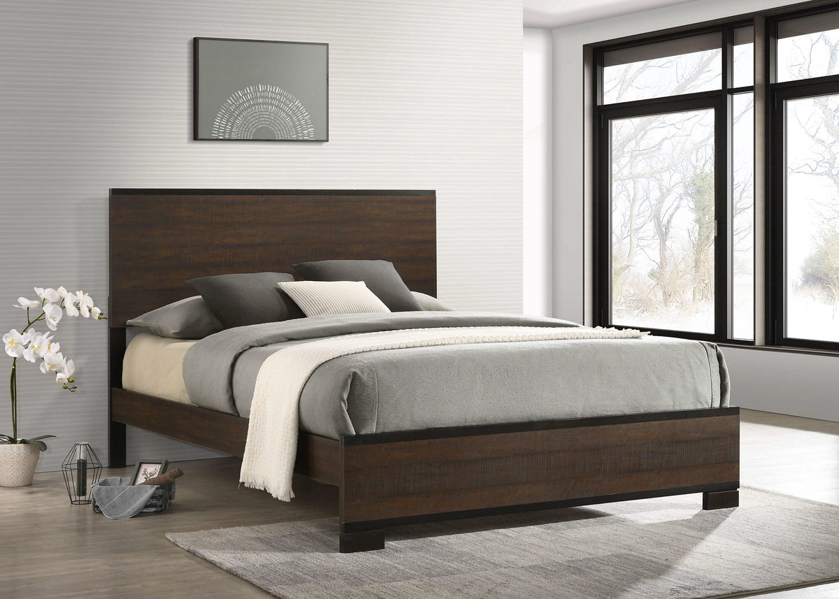 Cama Edmonton Wood Eastern King con paneles, color tabaco rústico