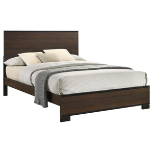 Cama Edmonton Wood Eastern King con paneles, color tabaco rústico