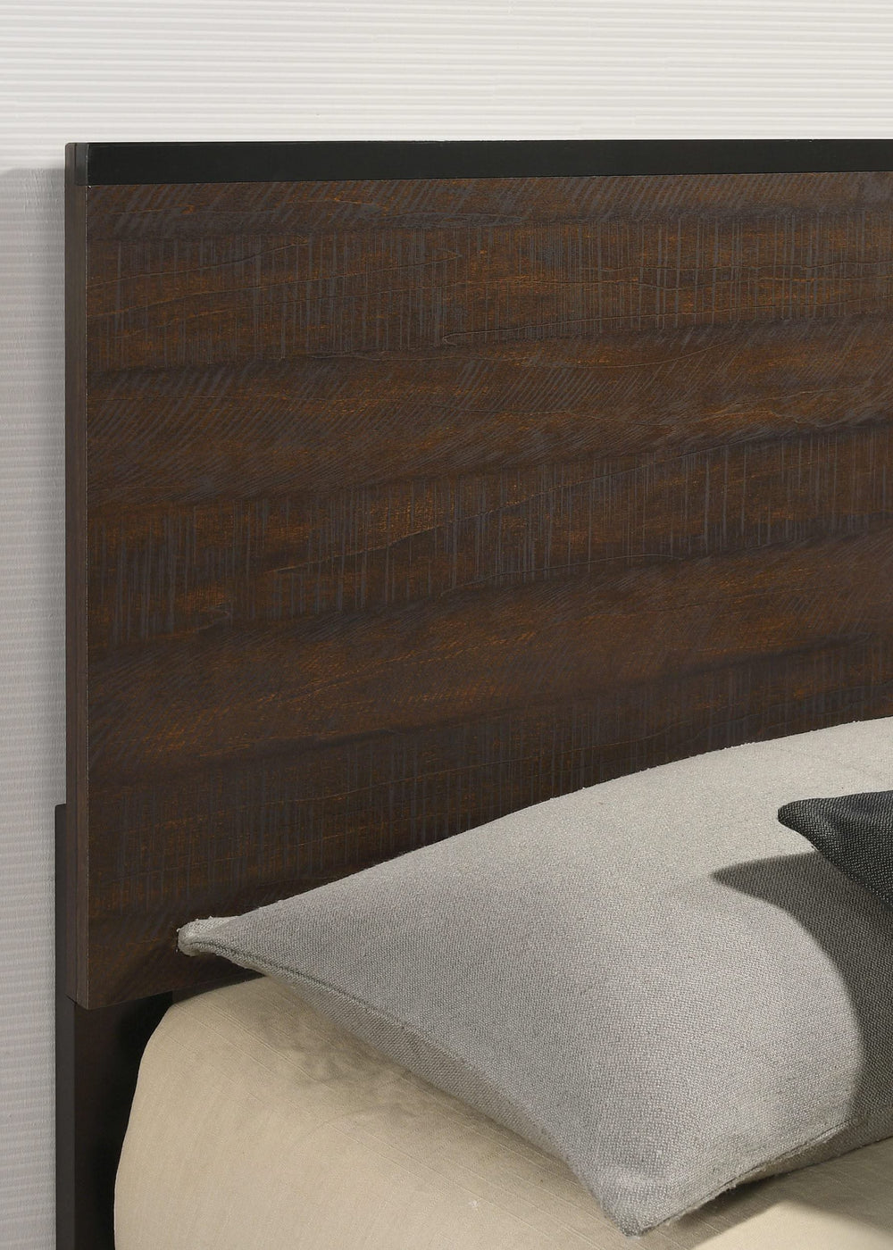 Cama Edmonton Wood Eastern King con paneles, color tabaco rústico