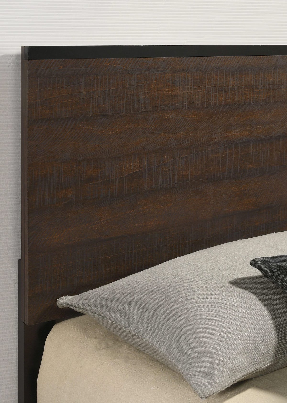Cama Edmonton Wood Eastern King con paneles, color tabaco rústico