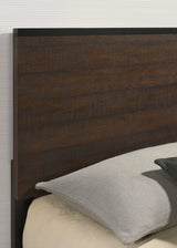 Cama Edmonton Wood Eastern King con paneles, color tabaco rústico