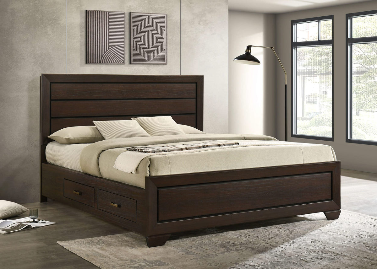 Cama California King con paneles de almacenamiento Kauffman Wood en color cacao oscuro