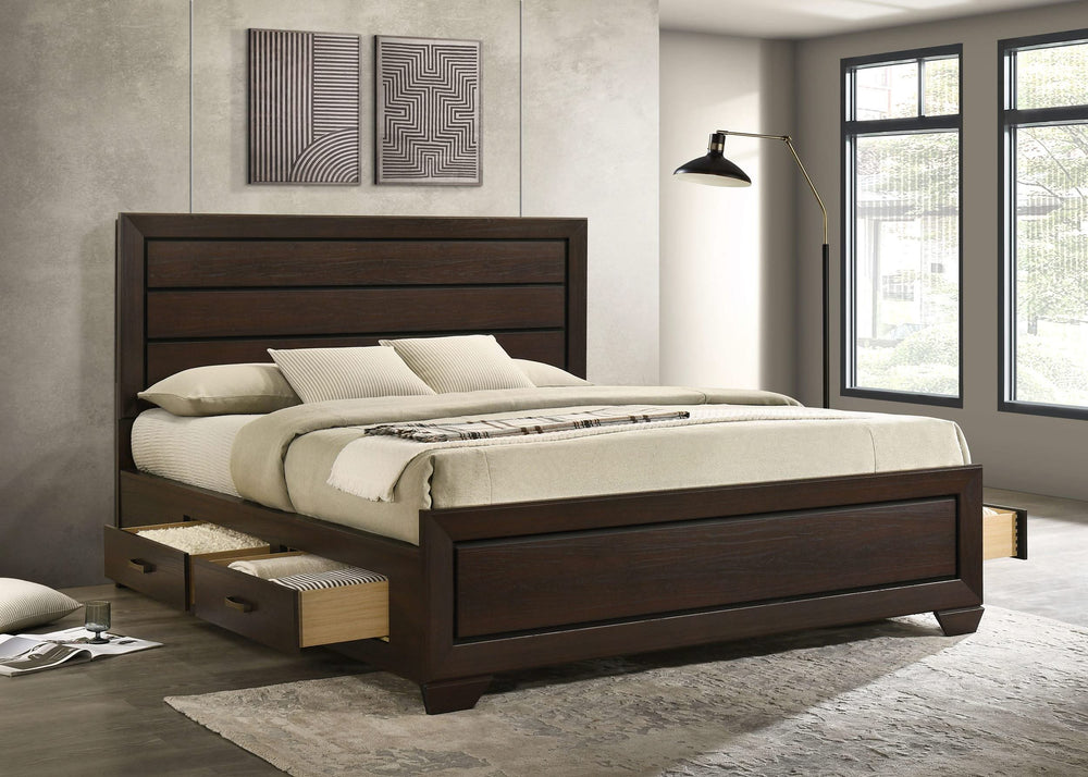 Cama California King con paneles de almacenamiento Kauffman Wood en color cacao oscuro