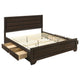 Cama California King con paneles de almacenamiento Kauffman Wood en color cacao oscuro