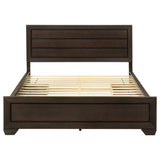 Cama California King con paneles de almacenamiento Kauffman Wood en color cacao oscuro