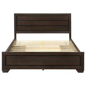 Cama California King con paneles de almacenamiento Kauffman Wood en color cacao oscuro