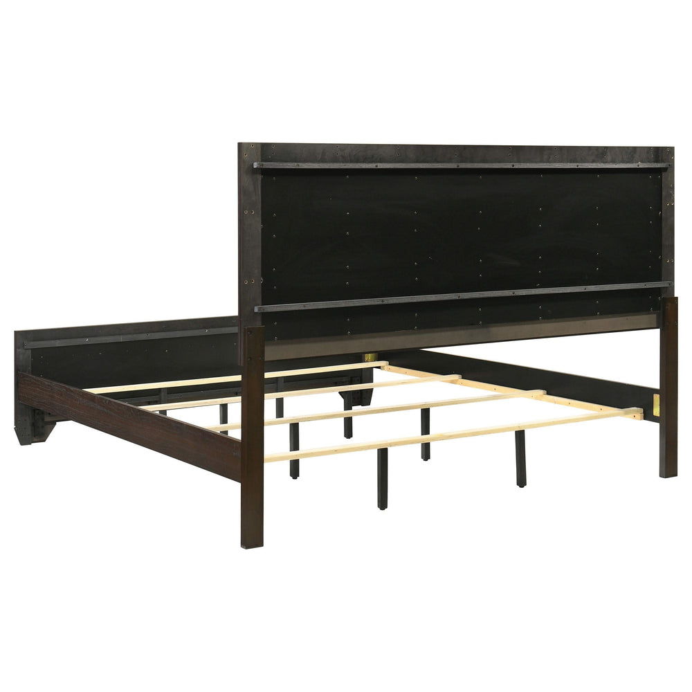 Cama con paneles Kauffman Wood Eastern King en color cacao oscuro