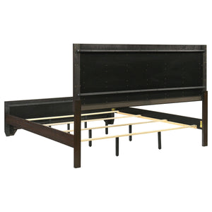 Cama con paneles Kauffman Wood Eastern King en color cacao oscuro