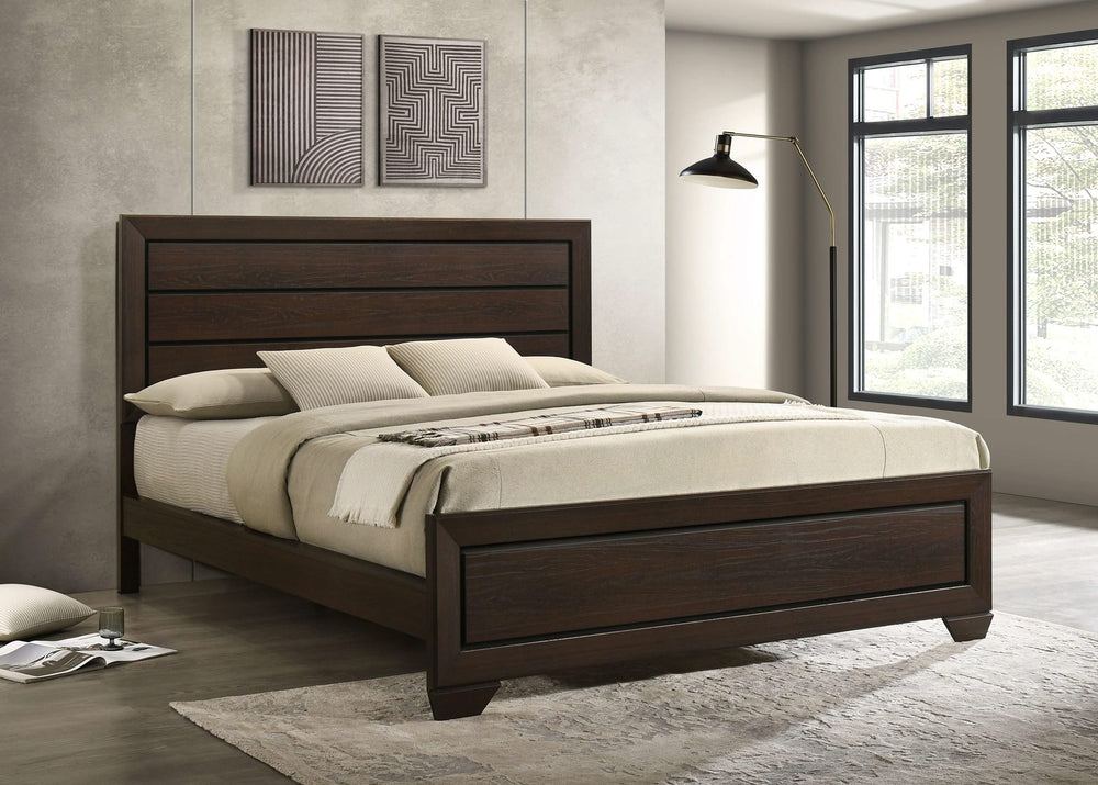 Cama California King con paneles Kauffman Wood en color cacao oscuro