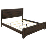 Cama California King con paneles Kauffman Wood en color cacao oscuro