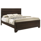 Cama California King con paneles Kauffman Wood en color cacao oscuro