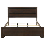 Cama California King con paneles Kauffman Wood en color cacao oscuro