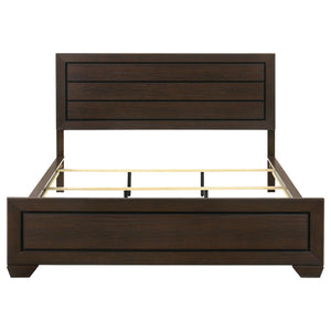 Cama California King con paneles Kauffman Wood en color cacao oscuro