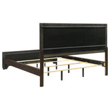 Cama California King con paneles Kauffman Wood en color cacao oscuro