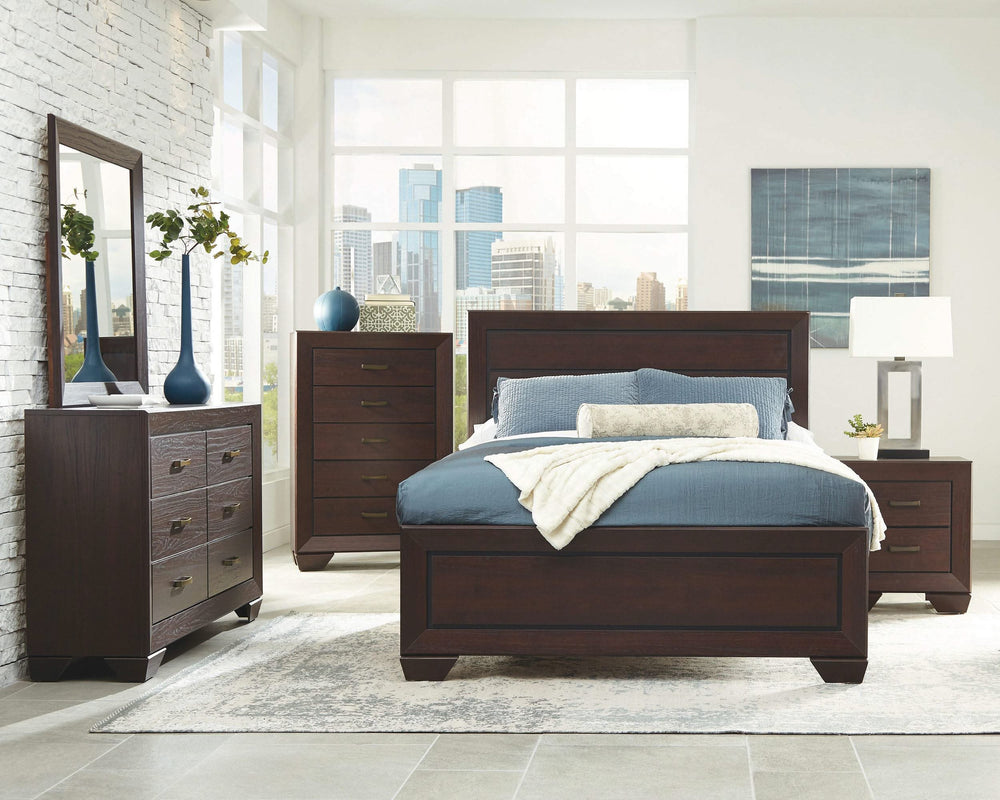 Cama California King con paneles Kauffman Wood en color cacao oscuro