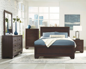 Cama California King con paneles Kauffman Wood en color cacao oscuro