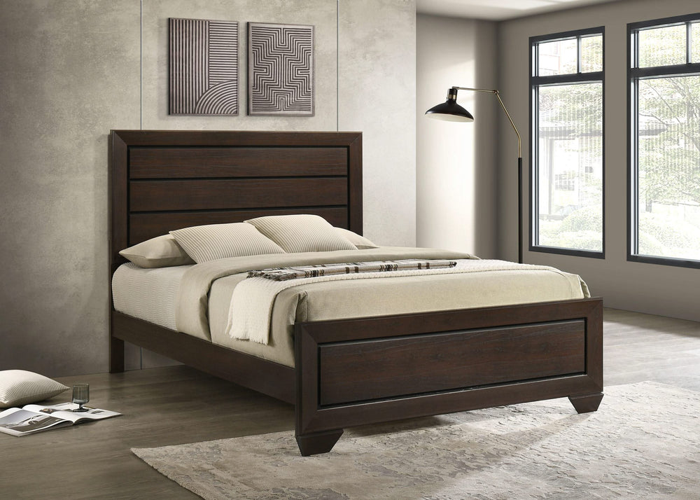 Cama Queen con paneles de madera Kauffman en color cacao oscuro