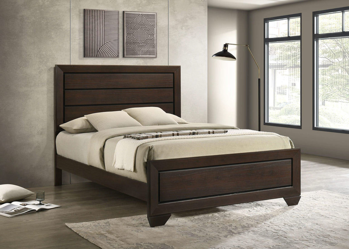 Cama Queen con paneles de madera Kauffman en color cacao oscuro
