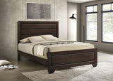 Cama Queen con paneles de madera Kauffman en color cacao oscuro
