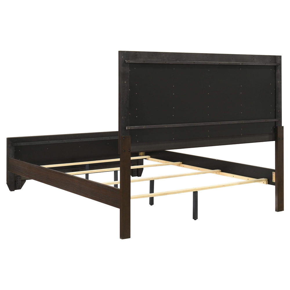 Cama Queen con paneles de madera Kauffman en color cacao oscuro