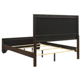 Cama Queen con paneles de madera Kauffman en color cacao oscuro