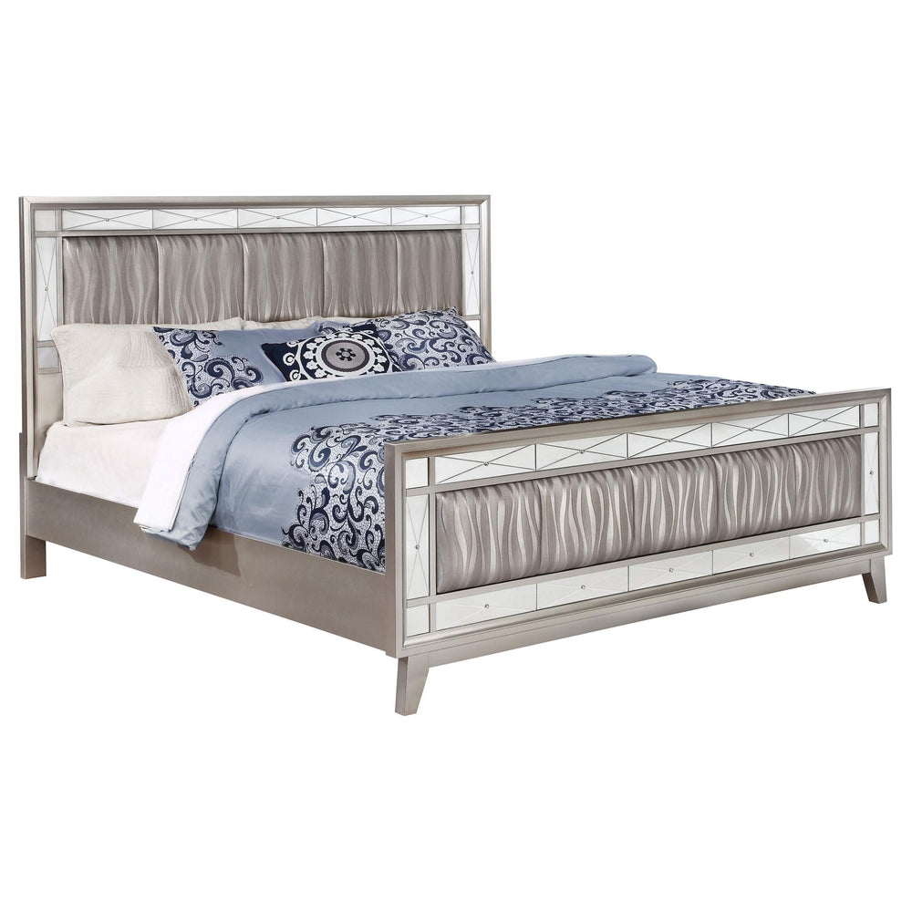 Cama King con paneles Leighton Wood Eastern, color mercurio metálico