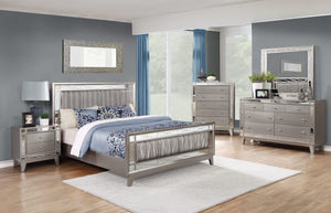 Cama King con paneles Leighton Wood Eastern, color mercurio metálico