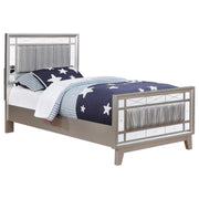 Cama doble con paneles de madera Leighton, color mercurio metálico