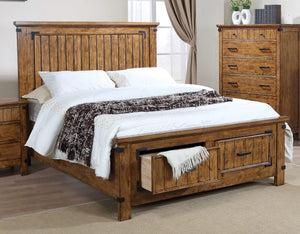 Cama con paneles de almacenamiento Brenner Wood Eastern King, color miel rústico